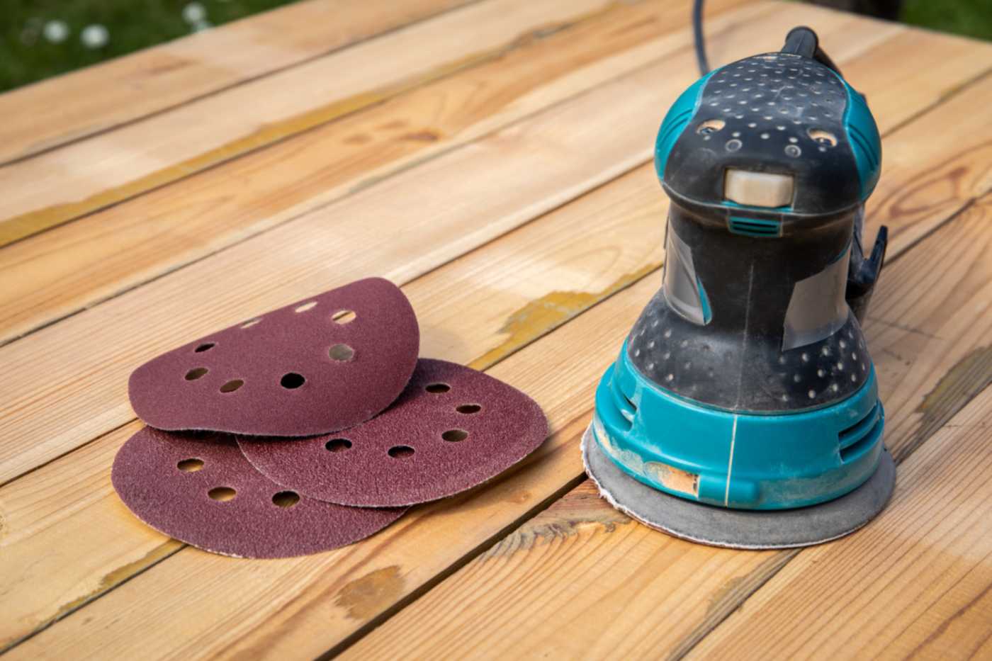 Round sandpaper discs for sanding wooden deck